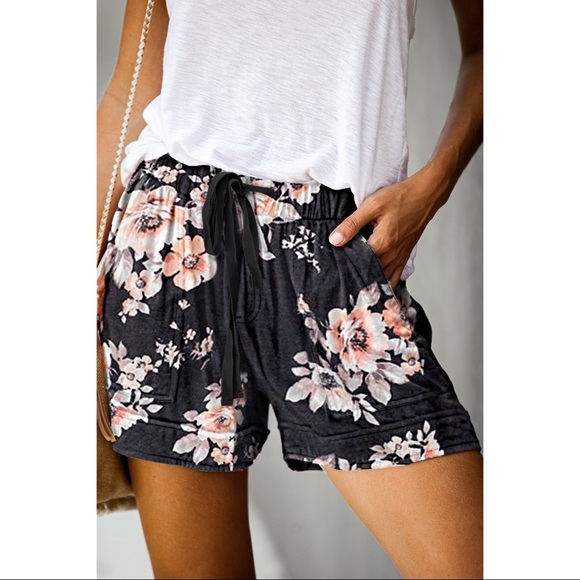 🆕 Black Floral Drawstring Waist Pocketed Shorts - Picture 4 of 5